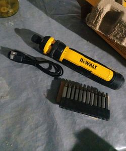 DeWalt 4V MAX Cordless Powered Screwdriver with Bit Set Kit
