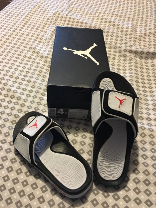 Boys Jordan sandles size 4/ Y .