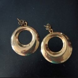 GOLD TONED HOOP EARRINGS 