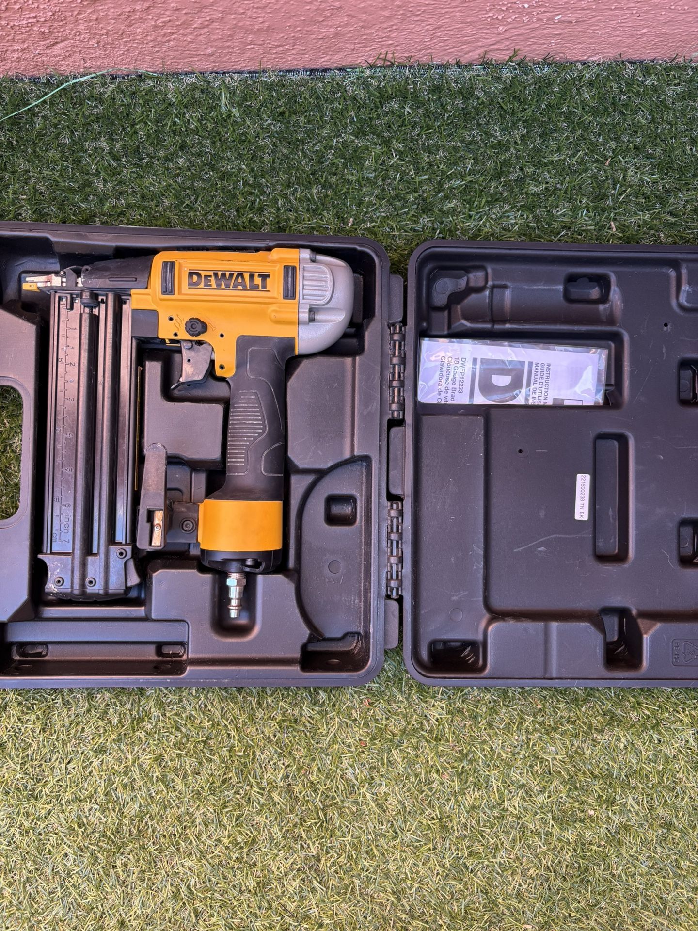 DEWALT18-Gauge Pneumatic Brad Nailer