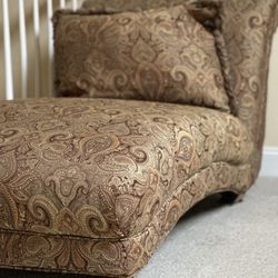 Elegant Chaise Lounge – Excellent Condition