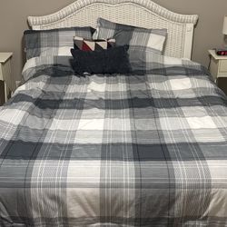 Queen or Full Bed With Frame and Sheets/comforter 