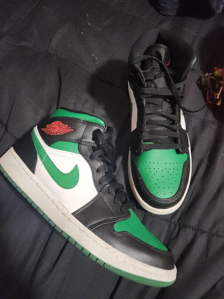 Nike Jordans 9.5 GREEN, BLACK & WHITE