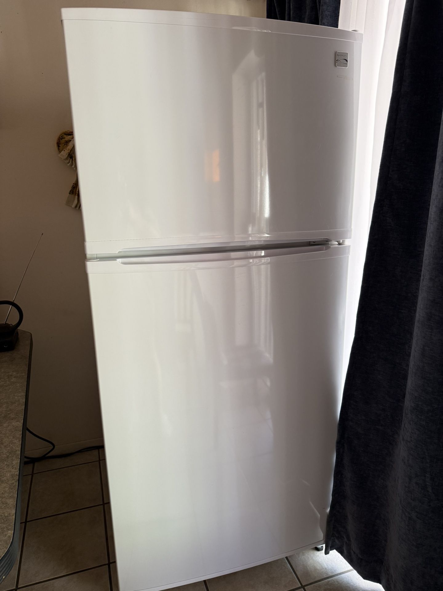 Refrigerator w Freezer