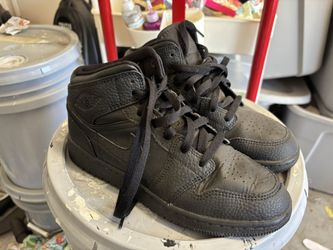 Jordan 1 Mid Triple Black