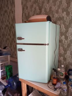 REFRIGERATOR  AND TOP FREEZER