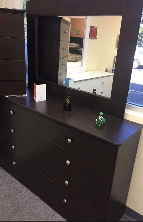 Eight Drawers Dresser With Mirror