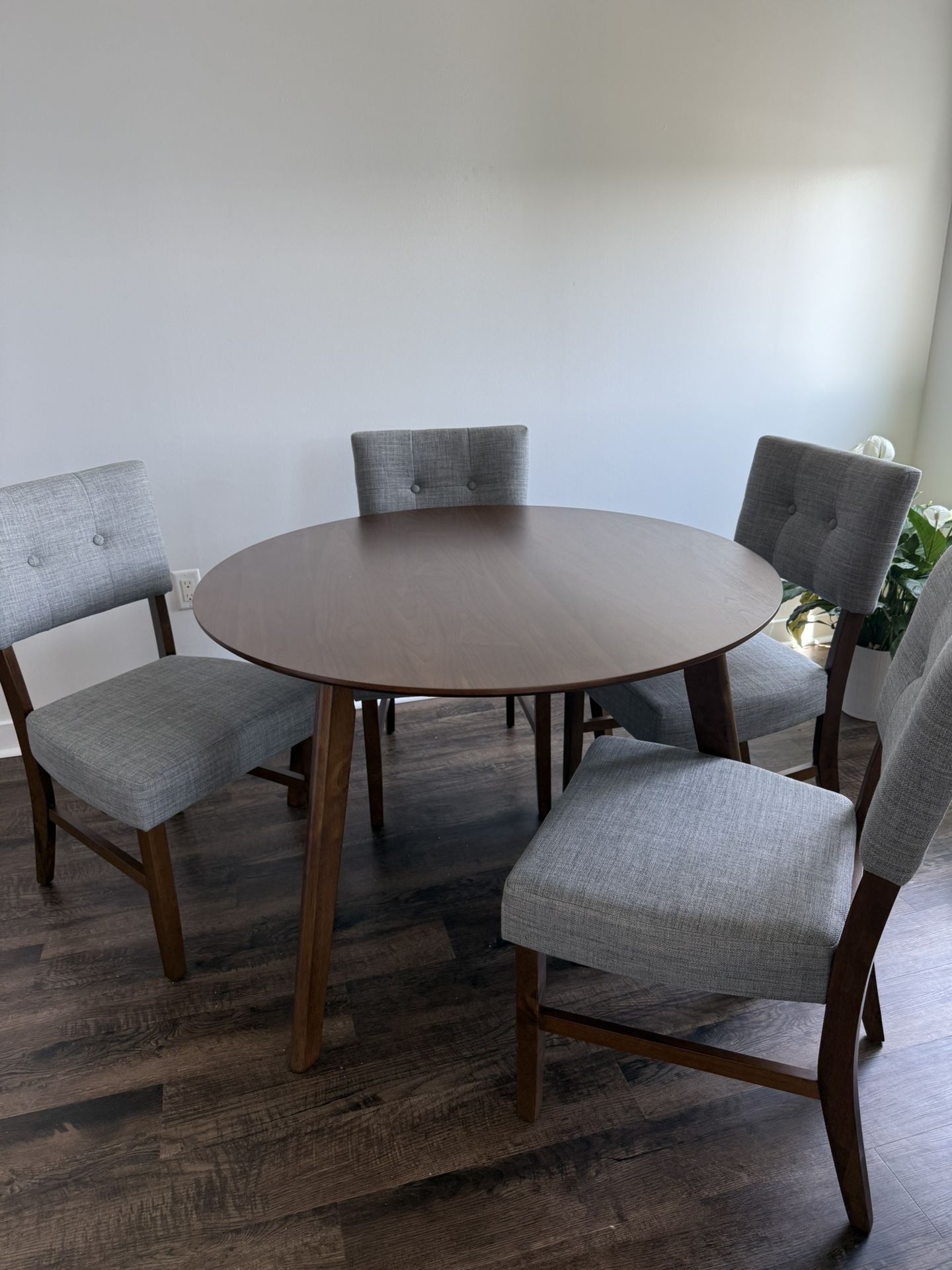 Round Dining Table + 4 Chairs
