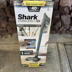 Shark Pet Pro Cordless Stick Vacuum, Carpet & Hardfloors, PowerFins Self-Cleaning IZ240 Teal NEW