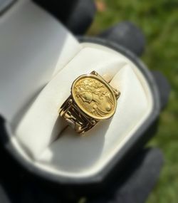 18 Karat Yellow Gold Hammered Cameo Band Ring Italy size 8.25