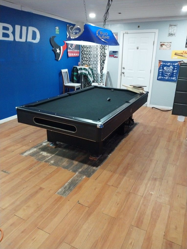8ft Pool Table With Cue Balls And Sticks 