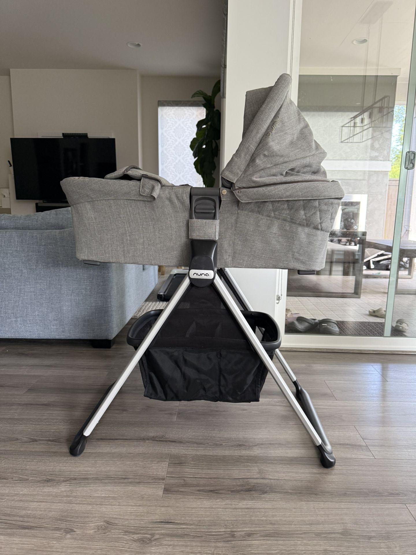 Nuna Mixx Bassinet + Stand