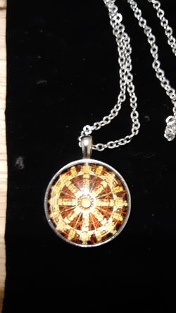 Patterned pendant necklace