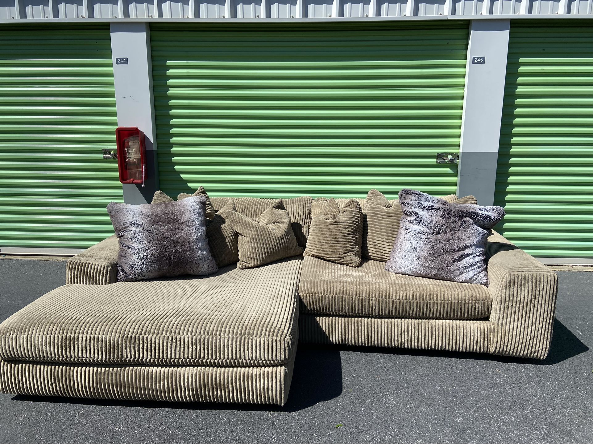 Tan Sectional Sofa Couch (free delivery)🚚