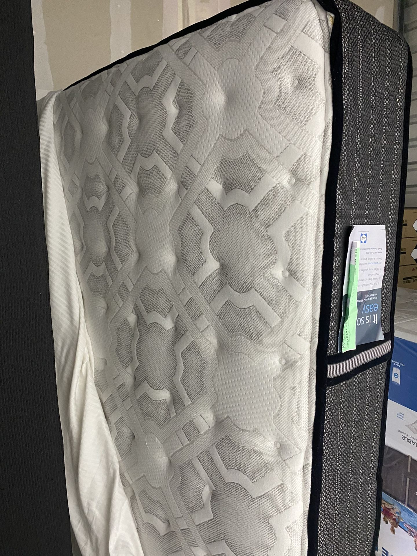 Sealy Performance Queen Mattress & Box Spring Bed Set Coral Oaks