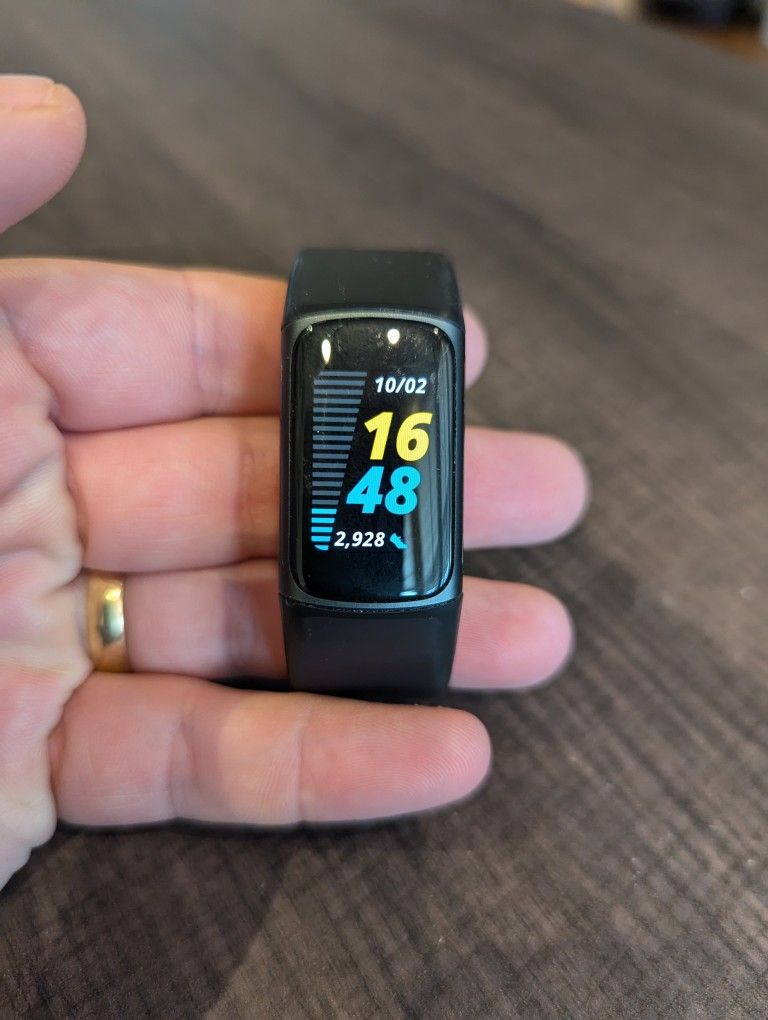 Fitbit Charge 5 + Charger