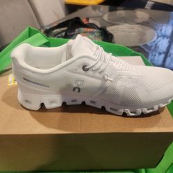 On women’s Cloud 5 sneakers running shoes