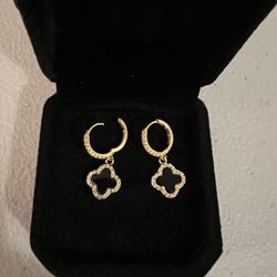 Black and gold Earrings Huggies 