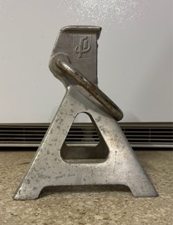 Free jack stand. Missing part.