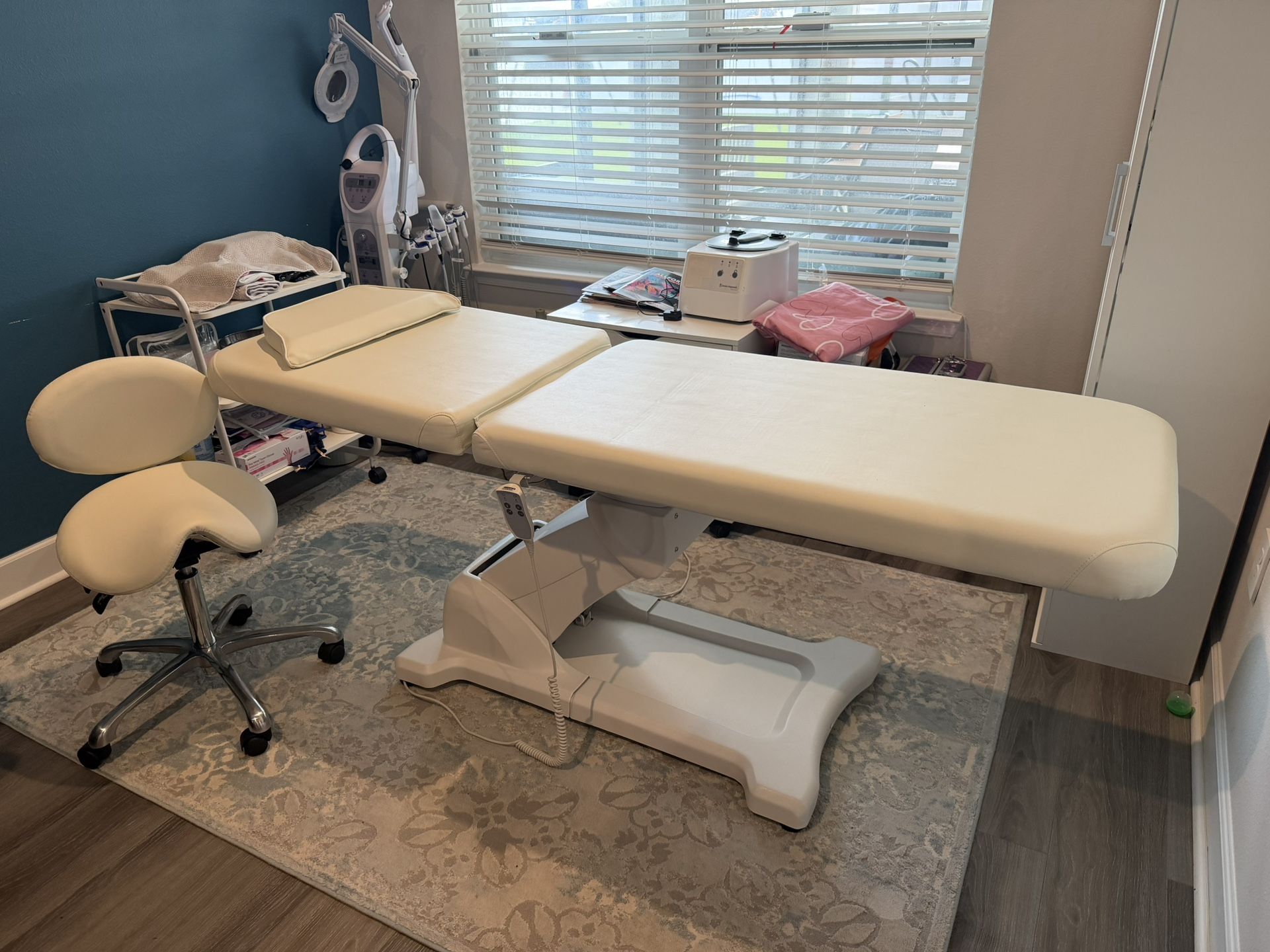 Electric Esthetician Bed With Chair And Table With Weeks