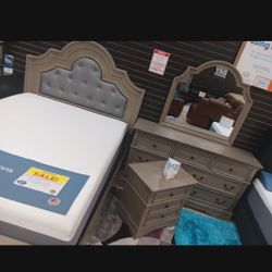 *Bedroom Special!!!*---Classic Frisco Queen/King Bedroom Sets---From $799!!!---Delivery And Financing🫡