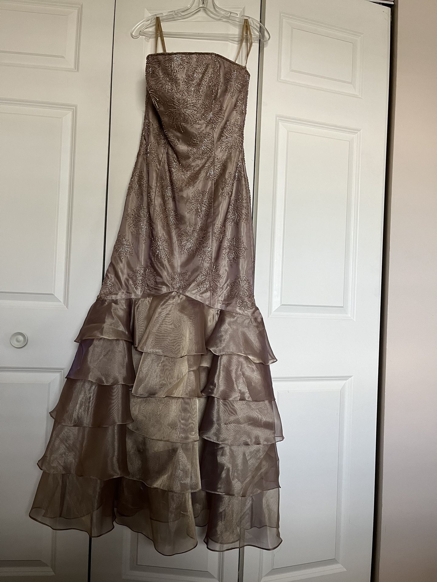 It’s Very Beautiful Long Evening Dress In Size 4 The Color Is Top Made By Javani It’s For Wading Or Prom Or Any Occasion