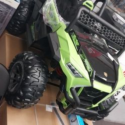 Coches eléctricos para niños con control remoto disponibles por tiempo limitado.