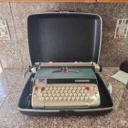 Smith-Corona Electra 120 typewriter With Original Case