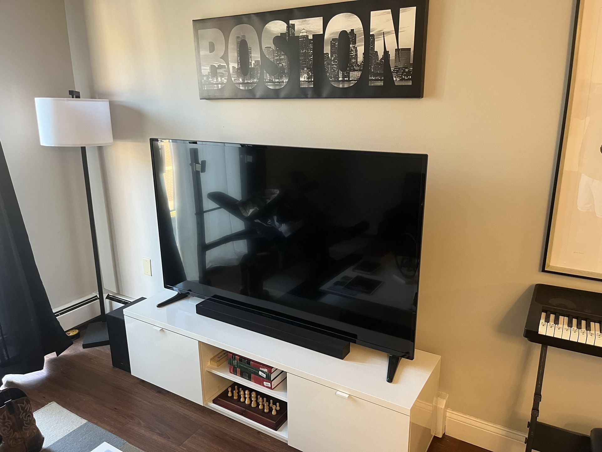 Flat Screen Television And Televisión Stand