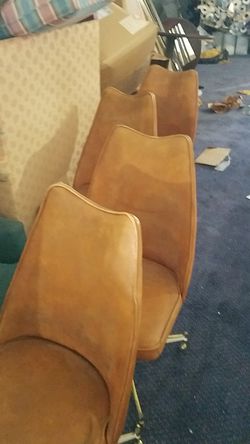4 kitchen chairs and table