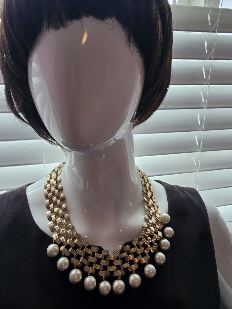 $10.00 - 1970's-1980's Statement Necklace, Choker Style!  Panther Link, Textured Ribbed Gold Tone Bib  with Dangling Large Pearls!  Like New Condition