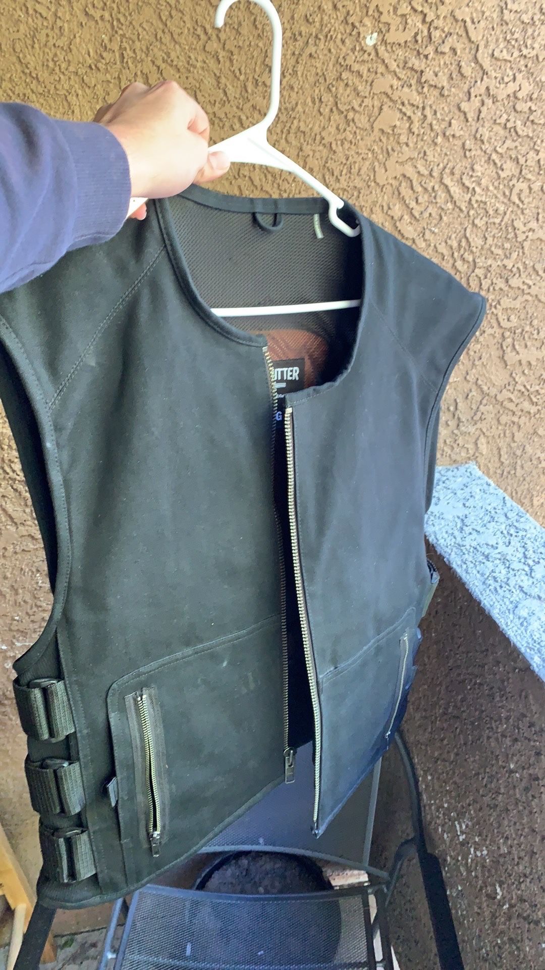 Motorcycle armored vest with zipper and pockets