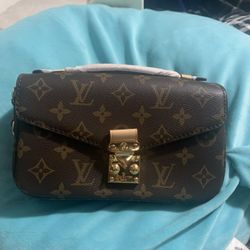 💼 Authentic Louis Vuitton Handbag - BRAND NEW 🎁 Gift That Lasts (Unlike Relationships 😅