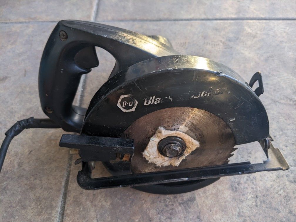 Black & Decker 5 1/2'' Compact Circular Saw No. 7300 Type 3 120V. Tested.  for Sale in Boca Raton, FL - OfferUp