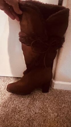Brown suede boots with fur trim