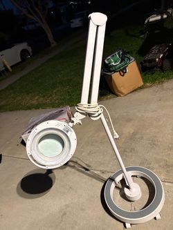 Facial magnifying lamp