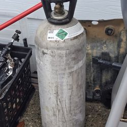Full CO2 tank