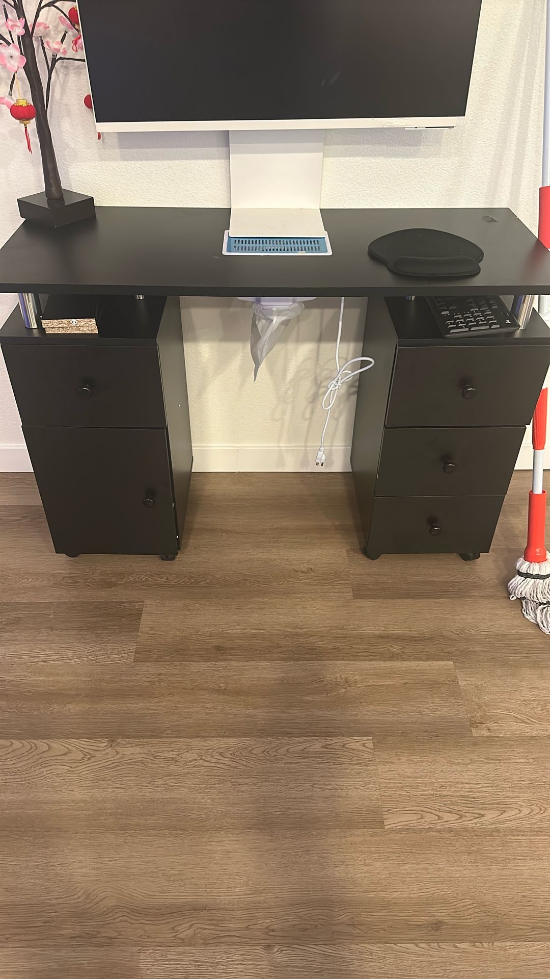 Nail desk