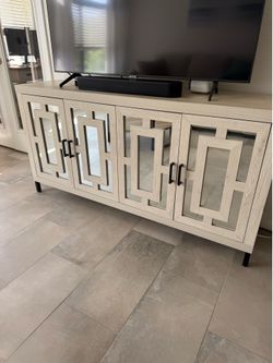 *Moving sale!* Buffet / Tv Stand / Sideboard