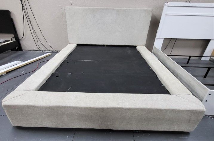 BRAND NEW
Signature Design by Ashley
Langford Queen Upholstered Bed,Gray,Item: B760B3