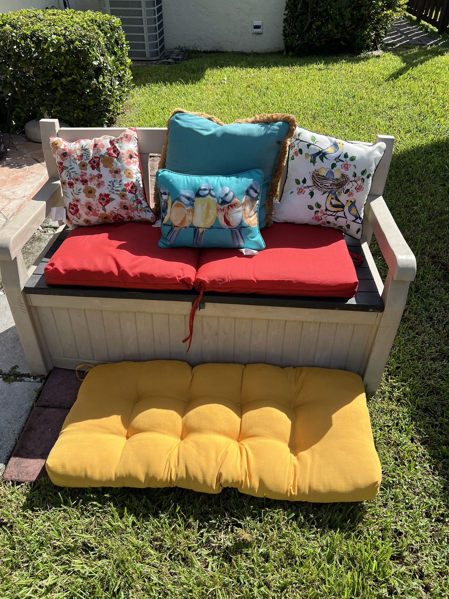 Keter Solana 70 Gallon Storage Bench Deck Box for Patio Storage, Front Porch Decor and Outdoor Seating with Cushions. Good Condition ππΌ