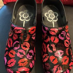 Sanita Kisses Clogs Sz 38