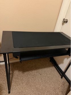 Coleshome desk with keyboard tray