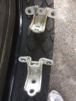 2006 Kia Sportage front pasenger side door hinch