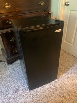Igloo 3.2 cu. ft. Mini Refrigerator (like new)