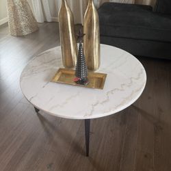 Round White Marble Coffee Table with Black Legs – Modern & Elegant – Like New