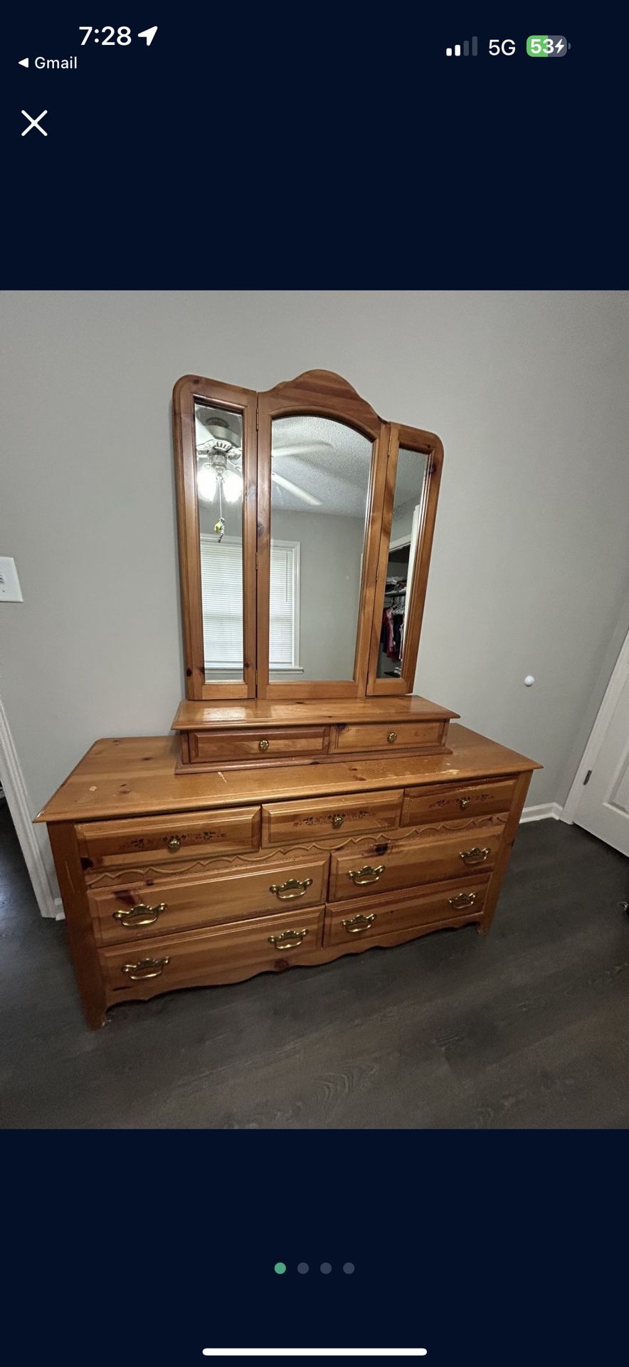 Dresser: 7 Drawers & A mirror