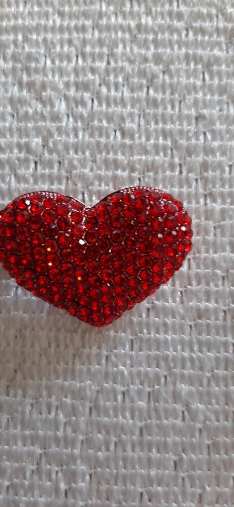 Sparkling red heart-shaped rhinestone brooch.