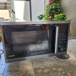 Toshiba Microwave/Air Fryer Combo for Sale in Windermere, FL - OfferUp