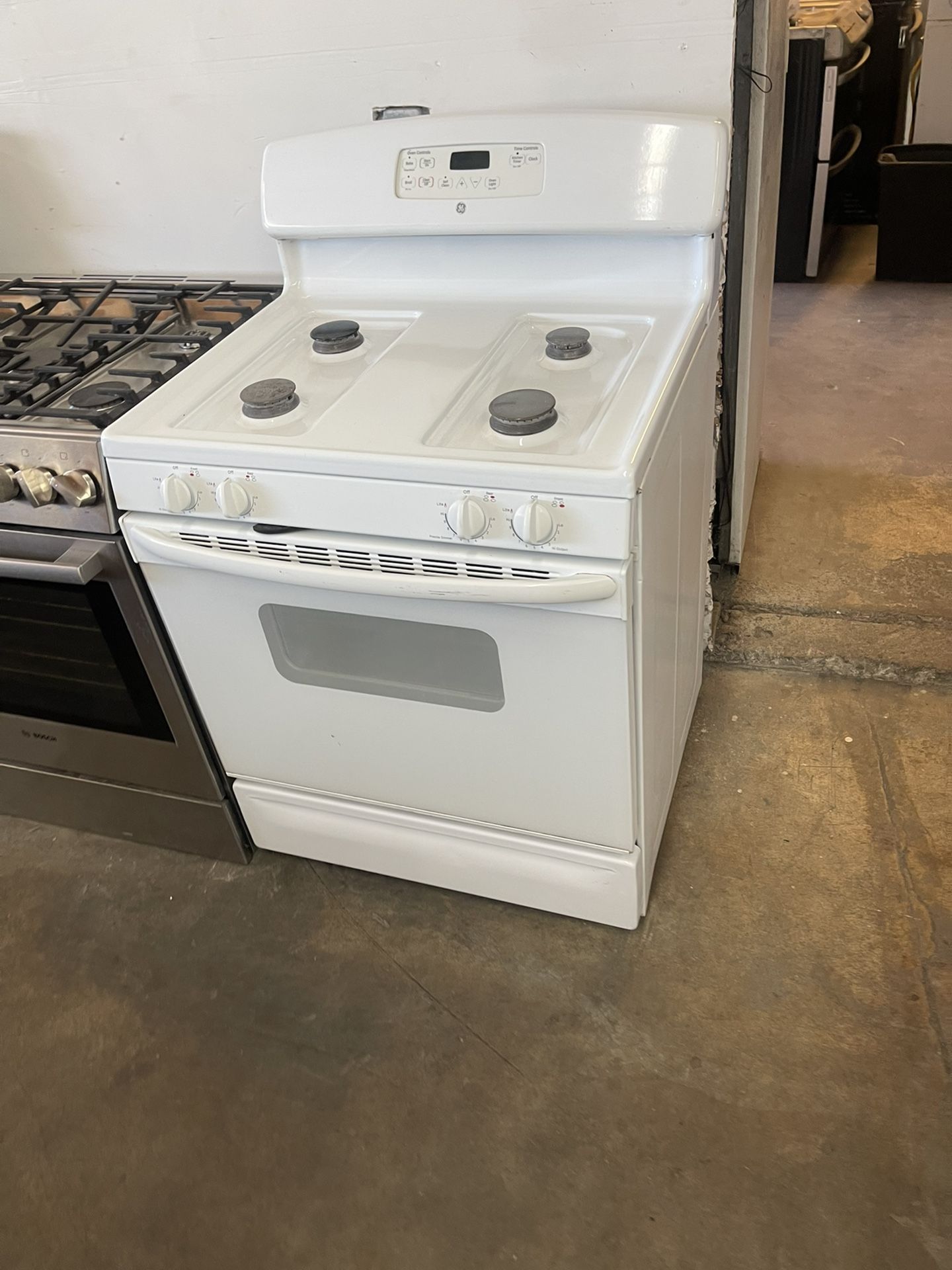 GE gas range